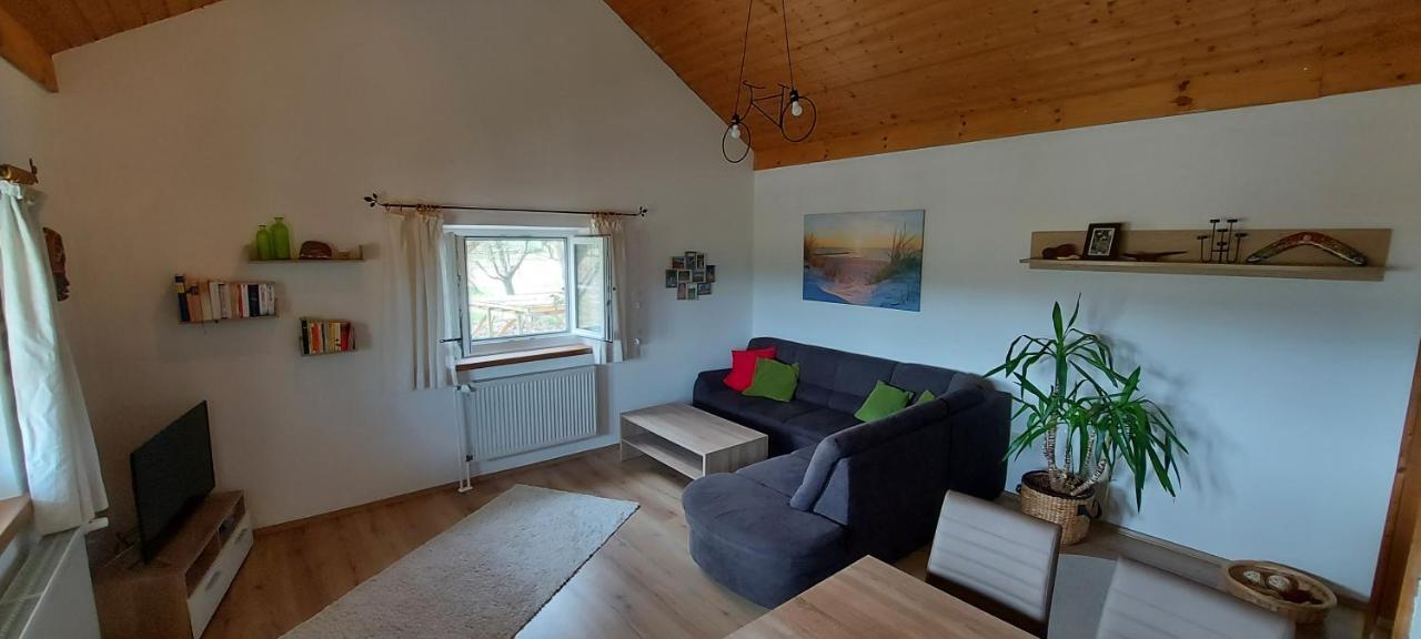 Ruhig Gelegene Ferienwohnung Im Gruenen Mit Terrasse Und Kleinem Garten Rotthalmuenster Exterior foto